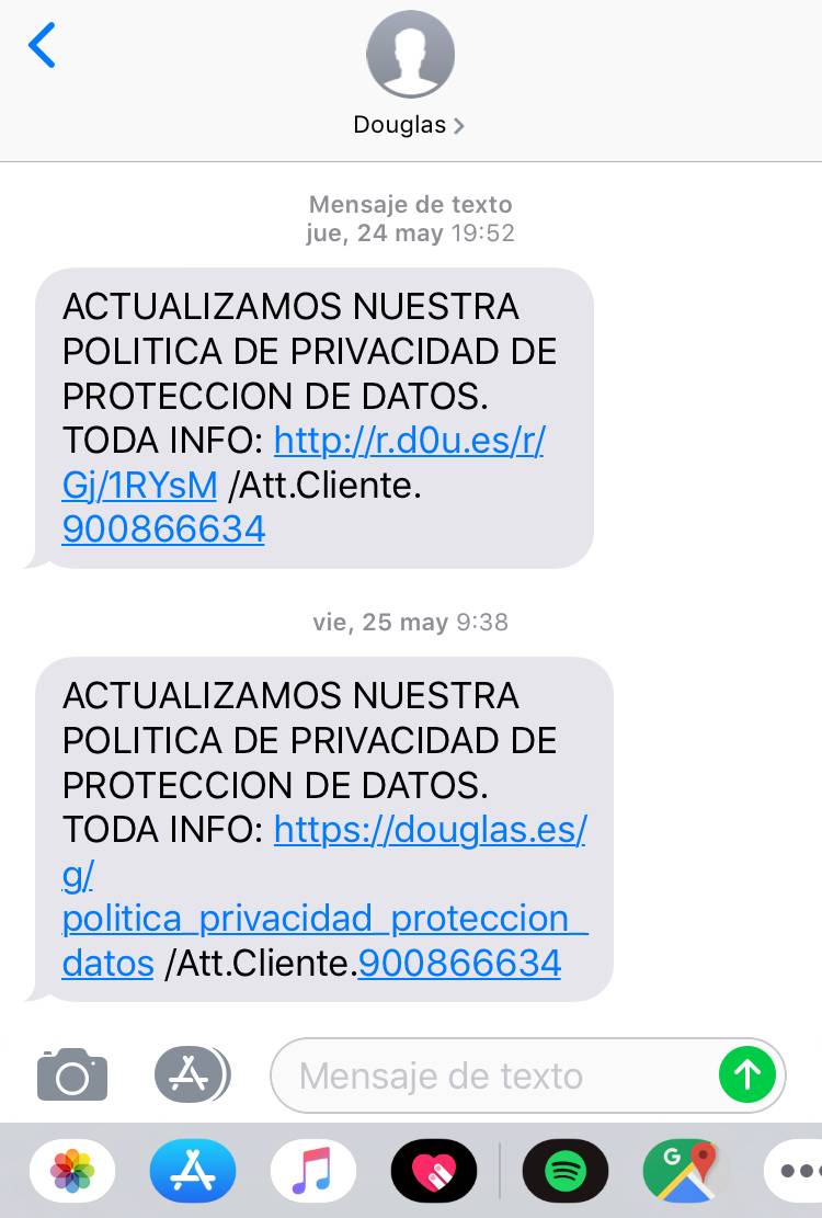  Un número creciente de empresas está utilizando el SMS Marketing para desarrollar un servicio de atención al cliente más efectivo. La gestión de devoluciones con SMS Marketing, avisos de envío de paquetes, posibilidad de hacer tracking de los envíos, consultas sobre si un producto está en stock, etc. Las empresas pueden utilizar un proveedor de servicios de SMS marketing para configurar una estrategia de atención al cliente que les permite tener una mejor comunicación con los usuarios. Una comunicación instantánea y eficaz. Y que te permitirá estrechar lazos con tu audiencia en el momento adecuado. Cómo utilizar el SMS Marketing para el servicio al cliente El SMS es más conocido como una herramienta de marketing valiosa para las estrategias digitales. Pero sin embargo, es también perfecta para  mejorar el servicio al cliente. De hecho, las marcas que actualmente usan estrategias de SMS consideran que el servicio al cliente es una de las aplicaciones más útiles. Estas son solo algunas formas en que los mensajes de texto pueden mejorar el servicio al cliente y dar soporte a tu negocio: 1.- Usa SMS cuando una respuesta a tiempo es esencial La gran mayoría de los mensajes de texto se abren a los tres minutos de haberlos recibido. Esto sirve para mostrar cómo de rápido y directo puede ser este medio para un buen servicio de atención al cliente. Si por ejemplo, diriges un centro médico, un taller de coches, una compañía de seguros, un salón de belleza u otra empresa de servicios, enviar recordatorios de citas por SMS es una excelente manera de gestionar las citas o consultas. Ni los mensajes de voz son efectivos ahora porque los usuarios no los revisan. Y si lo hacen, no lo hacen a tiempo. El concepto de correo de voz no encaja en la cultura de hoy. Por eso, cuando requieres de un margen de respuesta rápido y una interacción rápida, el SMS Marketing es perfecto para tu marca. 2.- Los servicios de atención al cliente tienen que llegar en el momento adecuado Uno de los errores más grandes que cometen las empresas cuando desarrollan por primera vez una estrategia de servicio de atención al cliente por SMS es asumir que pueden ponerse en contacto con quien quieran, cuando lo deseen. Existen una serie de pautas muy importantes a tener en cuenta en el sentido de cómo y cuándo puedes enviar mensajes. Para mantener un programa de servicio al cliente exitoso, debes cumplir con todos estos criterios. Lo más importante a tener en cuenta es: Los consumidores deben otorgar a las empresas autorización para enviar mensajes. Los consumidores siempre tienen derecho a optar por no recibirlos o dejar de recibir tus mensajes. No es recomendable que reciban mensajes de texto tuyos a horas extrañas, por ejemplo, de madrugada o a última hora de la tarde o a la noche. 3.- Y tampoco sirve para todo tipo de gestiones También es importante tener en cuenta que hay veces que el SMS Marketing no es la mejor opción. Es muy valioso pero no sirve para todo. Está claro que el SMS es una de las mejores soluciones de servicio al cliente disponibles, pero no es la única. Debes comprender cuándo debes y cuándo no debes usarlo. Hay momentos en que es mejor otro medio, como el correo electrónico, el teléfono o la asistencia en persona. Estas son algunas de las situaciones en las que el SMS probablemente no sea el sistema ideal: Un cliente tiene un problema técnico con un producto y necesita una solución. En esta situación, es imposible proporcionar la cantidad correcta de información en un mensaje de texto. Si un usuario tiene una incidencia y necesita ayuda para arreglarlo, hay veces que la comunicación vía teléfono funciona mejor. Pero, sí puede ayudarte en la previa gestión de la incidencia. Cuando un usuario tiene un problema que incluya una emoción. El SMS marketing es perfecto para acercarte a los clientes pero el cara a cara o la comunicación hablada es mejor para la resolución de problemas que incluyen sentimientos. 4.- Te permiten estar más disponible Cuando se utiliza el SMS se esperan respuestas rápidas. Proporcionar un servicio SMS 24 horas puede llegar a ser algo inviable para tu marca. Pero, eso no quiere decir que no puedas contestar. Lo que no podrás es crear una respuesta personalizada para cada cuestión que recibes fuera de horario. Pero una buena idea es automatizarlo. Siempre puedes configurar mensajes automáticos que informen a los clientes cuándo y cómo se contactará con ellos durante el horario comercial. Los mensajes de texto más comerciales puedes automatizarlos. Puedes automatizar tus mensajes de bienvenida, recordatorios de citas, notificaciones de envío y entrega, y otros mensajes que serían difíciles de manejar manualmente. Por ejemplo, imagina que un cliente envía un mensaje de texto a las 3 de la mañana. Una buena respuesta automática sería algo como esto: “¡Gracias por contactarnos, X! Mañana por la mañana te enviaremos un mensaje en respuesta a tu petición”. Si bien esta puede no ser la respuesta exacta que desea un cliente, es mejor que ignorar el mensaje durante seis horas. Los mensajes de texto son más personales que otras formas de comunicación. La retención de clientes es mucho más económica que la adquisición de clientes, así que demuestra a tus clientes que eres accesible y que estás a su total disposición. También puedes escribir tus mensajes con anticipación y simplemente programarlos para que se envíen en el momento exacto. Gestión de devoluciones con SMS Marketing La gestión de devoluciones con SMS Marketing puede ser parte de una estrategia de atención al cliente completa. A diferencia de los mensajes de texto masivos, que involucran campañas a gran escala y números de teléfono abreviados, la gestión de devoluciones con SMS Marketing es recomendable hacerla a menor escala. Sobre todo para un trato personalizado. Aunque la gestión de devoluciones con SMS Marketing incluye parte de procesos automatizados, es mayormente un trabajo manual que incluye una serie de fases a tener en cuenta. Se trata de utilizar el SMS de la misma forma en la que se utiliza el email para la gestión de las devoluciones. Adaptar lo que se hace vía email al mensaje de texto. Estas son dos de las mejores formas de realizar la gestión de devoluciones con SMS Marketing: A.- Alertas SMS Muchas marcas, por ejemplo, envían alertas por SMS para el estado de los pedidos, pagos, entregas y devoluciones. Debes registrar tu número para recibir alertas por SMS para todas las notificaciones relacionadas con tu pedido. Puedes crear alertas para el proceso de devolución. Por ejemplo, por si una persona quiere devolver un producto pueda hacerlo en tu sitio web y la confirmación puede ser enviada vía SMS. Ese será el número de seguimiento. Cuando la mercancía sea devuelta a través de la recogida del paquete en una dirección concreta, la gestión con el servicio de mensajería puede hacerse también vía SMS. Sobre todo la notificación de cuándo pasará la persona por el lugar indicado. Y después podría estar bien tener una alerta automatizada para cuando la mercancía llegue al almacén. Y otra cuando haya sido revisado y se efectúe el reembolso. Se trata de establecer un proceso de devolución en el que el SMS sea el punto clave en la comunicación. La gestión de devoluciones con SMS Marketing puede hacerse de la misma forma en la que se hacen los envíos. Las alertas se deben enviar al número de teléfono móvil registrado en la cuenta. Si no tienes un número de teléfono móvil registrado en su cuenta, las alertas de SMS suelen enviarse al número de teléfono móvil asociado con la dirección de entrega seleccionada durante el proceso de pago. Este número también se actualizará en la cuenta y se utilizará para todos los SMS relacionados con pedidos futuros. B.- Seguimiento por SMS Esta otra forma que lleva a cabo Amazon también es una opción. En Amazon, por ejemplo, los clientes con un número de teléfono móvil verificado vinculado a su cuenta pueden verificar el estado de sus devoluciones o cambios enviando un simple SMS a Amazon.  La función de seguimiento por SMS solo funcionará si se ha agregado y verificado el número de teléfono móvil. Los clientes con cuentas de número de teléfono móvil pueden utilizar automáticamente este servicio. Las personas con cuentas de correo electrónico deben agregar un número de teléfono móvil verificado a su cuenta. Aunque un usuario no reciba notificaciones cada vez que haya un cambio en el estado de su devolución, no significa que no tenga derecho a saber dónde está su pedido. La opción de Amazon es una alternativa ideal. Facilita la comunicación con el cliente. Regístrate en nuestra plataforma de SMS Marketing para poder realizar una buena gestión de los pedidos de tus usuarios, así como una buena gestión de las devoluciones con SMS Marketing. Es la herramienta de comunicación idónea que te permitirá comunicarte con tu audiencia de forma directa y eficaz. douglas