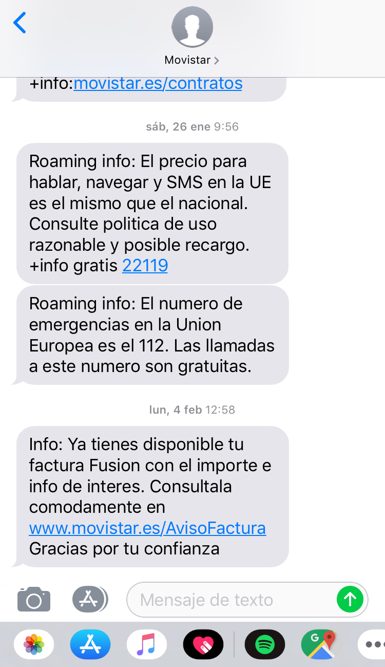  Un número creciente de empresas está utilizando el SMS Marketing para desarrollar un servicio de atención al cliente más efectivo. La gestión de devoluciones con SMS Marketing, avisos de envío de paquetes, posibilidad de hacer tracking de los envíos, consultas sobre si un producto está en stock, etc. Las empresas pueden utilizar un proveedor de servicios de SMS marketing para configurar una estrategia de atención al cliente que les permite tener una mejor comunicación con los usuarios. Una comunicación instantánea y eficaz. Y que te permitirá estrechar lazos con tu audiencia en el momento adecuado. Cómo utilizar el SMS Marketing para el servicio al cliente El SMS es más conocido como una herramienta de marketing valiosa para las estrategias digitales. Pero sin embargo, es también perfecta para  mejorar el servicio al cliente. De hecho, las marcas que actualmente usan estrategias de SMS consideran que el servicio al cliente es una de las aplicaciones más útiles. Estas son solo algunas formas en que los mensajes de texto pueden mejorar el servicio al cliente y dar soporte a tu negocio: 1.- Usa SMS cuando una respuesta a tiempo es esencial La gran mayoría de los mensajes de texto se abren a los tres minutos de haberlos recibido. Esto sirve para mostrar cómo de rápido y directo puede ser este medio para un buen servicio de atención al cliente. Si por ejemplo, diriges un centro médico, un taller de coches, una compañía de seguros, un salón de belleza u otra empresa de servicios, enviar recordatorios de citas por SMS es una excelente manera de gestionar las citas o consultas. Ni los mensajes de voz son efectivos ahora porque los usuarios no los revisan. Y si lo hacen, no lo hacen a tiempo. El concepto de correo de voz no encaja en la cultura de hoy. Por eso, cuando requieres de un margen de respuesta rápido y una interacción rápida, el SMS Marketing es perfecto para tu marca. 2.- Los servicios de atención al cliente tienen que llegar en el momento adecuado Uno de los errores más grandes que cometen las empresas cuando desarrollan por primera vez una estrategia de servicio de atención al cliente por SMS es asumir que pueden ponerse en contacto con quien quieran, cuando lo deseen. Existen una serie de pautas muy importantes a tener en cuenta en el sentido de cómo y cuándo puedes enviar mensajes. Para mantener un programa de servicio al cliente exitoso, debes cumplir con todos estos criterios. Lo más importante a tener en cuenta es: Los consumidores deben otorgar a las empresas autorización para enviar mensajes. Los consumidores siempre tienen derecho a optar por no recibirlos o dejar de recibir tus mensajes. No es recomendable que reciban mensajes de texto tuyos a horas extrañas, por ejemplo, de madrugada o a última hora de la tarde o a la noche. 3.- Y tampoco sirve para todo tipo de gestiones También es importante tener en cuenta que hay veces que el SMS Marketing no es la mejor opción. Es muy valioso pero no sirve para todo. Está claro que el SMS es una de las mejores soluciones de servicio al cliente disponibles, pero no es la única. Debes comprender cuándo debes y cuándo no debes usarlo. Hay momentos en que es mejor otro medio, como el correo electrónico, el teléfono o la asistencia en persona. Estas son algunas de las situaciones en las que el SMS probablemente no sea el sistema ideal: Un cliente tiene un problema técnico con un producto y necesita una solución. En esta situación, es imposible proporcionar la cantidad correcta de información en un mensaje de texto. Si un usuario tiene una incidencia y necesita ayuda para arreglarlo, hay veces que la comunicación vía teléfono funciona mejor. Pero, sí puede ayudarte en la previa gestión de la incidencia. Cuando un usuario tiene un problema que incluya una emoción. El SMS marketing es perfecto para acercarte a los clientes pero el cara a cara o la comunicación hablada es mejor para la resolución de problemas que incluyen sentimientos. 4.- Te permiten estar más disponible Cuando se utiliza el SMS se esperan respuestas rápidas. Proporcionar un servicio SMS 24 horas puede llegar a ser algo inviable para tu marca. Pero, eso no quiere decir que no puedas contestar. Lo que no podrás es crear una respuesta personalizada para cada cuestión que recibes fuera de horario. Pero una buena idea es automatizarlo. Siempre puedes configurar mensajes automáticos que informen a los clientes cuándo y cómo se contactará con ellos durante el horario comercial. Los mensajes de texto más comerciales puedes automatizarlos. Puedes automatizar tus mensajes de bienvenida, recordatorios de citas, notificaciones de envío y entrega, y otros mensajes que serían difíciles de manejar manualmente. Por ejemplo, imagina que un cliente envía un mensaje de texto a las 3 de la mañana. Una buena respuesta automática sería algo como esto: “¡Gracias por contactarnos, X! Mañana por la mañana te enviaremos un mensaje en respuesta a tu petición”. Si bien esta puede no ser la respuesta exacta que desea un cliente, es mejor que ignorar el mensaje durante seis horas. Los mensajes de texto son más personales que otras formas de comunicación. La retención de clientes es mucho más económica que la adquisición de clientes, así que demuestra a tus clientes que eres accesible y que estás a su total disposición. También puedes escribir tus mensajes con anticipación y simplemente programarlos para que se envíen en el momento exacto. Gestión de devoluciones con SMS Marketing La gestión de devoluciones con SMS Marketing puede ser parte de una estrategia de atención al cliente completa. A diferencia de los mensajes de texto masivos, que involucran campañas a gran escala y números de teléfono abreviados, la gestión de devoluciones con SMS Marketing es recomendable hacerla a menor escala. Sobre todo para un trato personalizado. Aunque la gestión de devoluciones con SMS Marketing incluye parte de procesos automatizados, es mayormente un trabajo manual que incluye una serie de fases a tener en cuenta. Se trata de utilizar el SMS de la misma forma en la que se utiliza el email para la gestión de las devoluciones. Adaptar lo que se hace vía email al mensaje de texto. Estas son dos de las mejores formas de realizar la gestión de devoluciones con SMS Marketing: A.- Alertas SMS Muchas marcas, por ejemplo, envían alertas por SMS para el estado de los pedidos, pagos, entregas y devoluciones. Debes registrar tu número para recibir alertas por SMS para todas las notificaciones relacionadas con tu pedido. Puedes crear alertas para el proceso de devolución. Por ejemplo, por si una persona quiere devolver un producto pueda hacerlo en tu sitio web y la confirmación puede ser enviada vía SMS. Ese será el número de seguimiento. Cuando la mercancía sea devuelta a través de la recogida del paquete en una dirección concreta, la gestión con el servicio de mensajería puede hacerse también vía SMS. Sobre todo la notificación de cuándo pasará la persona por el lugar indicado. Y después podría estar bien tener una alerta automatizada para cuando la mercancía llegue al almacén. Y otra cuando haya sido revisado y se efectúe el reembolso. Se trata de establecer un proceso de devolución en el que el SMS sea el punto clave en la comunicación. La gestión de devoluciones con SMS Marketing puede hacerse de la misma forma en la que se hacen los envíos. Las alertas se deben enviar al número de teléfono móvil registrado en la cuenta. Si no tienes un número de teléfono móvil registrado en su cuenta, las alertas de SMS suelen enviarse al número de teléfono móvil asociado con la dirección de entrega seleccionada durante el proceso de pago. Este número también se actualizará en la cuenta y se utilizará para todos los SMS relacionados con pedidos futuros. B.- Seguimiento por SMS Esta otra forma que lleva a cabo Amazon también es una opción. En Amazon, por ejemplo, los clientes con un número de teléfono móvil verificado vinculado a su cuenta pueden verificar el estado de sus devoluciones o cambios enviando un simple SMS a Amazon.  La función de seguimiento por SMS solo funcionará si se ha agregado y verificado el número de teléfono móvil. Los clientes con cuentas de número de teléfono móvil pueden utilizar automáticamente este servicio. Las personas con cuentas de correo electrónico deben agregar un número de teléfono móvil verificado a su cuenta. Aunque un usuario no reciba notificaciones cada vez que haya un cambio en el estado de su devolución, no significa que no tenga derecho a saber dónde está su pedido. La opción de Amazon es una alternativa ideal. Facilita la comunicación con el cliente. Regístrate en nuestra plataforma de SMS Marketing para poder realizar una buena gestión de los pedidos de tus usuarios, así como una buena gestión de las devoluciones con SMS Marketing. Es la herramienta de comunicación idónea que te permitirá comunicarte con tu audiencia de forma directa y eficaz. Movistar