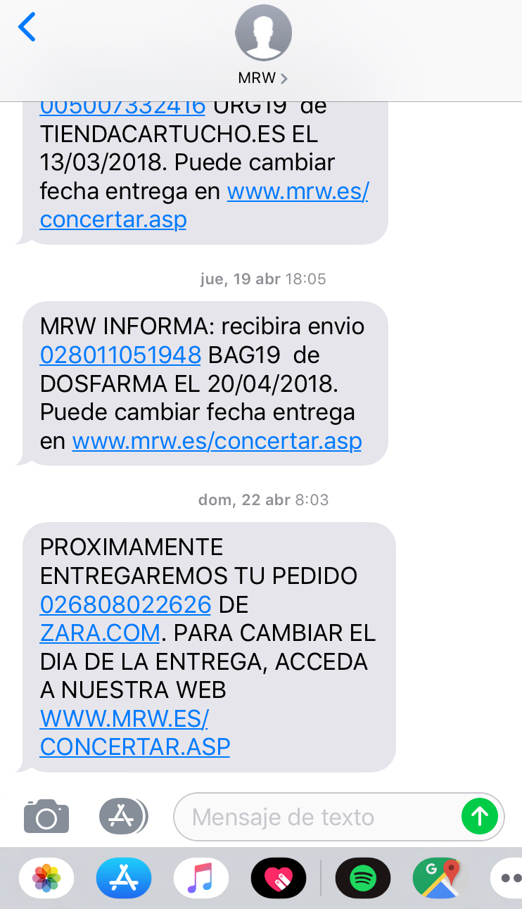  Un número creciente de empresas está utilizando el SMS Marketing para desarrollar un servicio de atención al cliente más efectivo. La gestión de devoluciones con SMS Marketing, avisos de envío de paquetes, posibilidad de hacer tracking de los envíos, consultas sobre si un producto está en stock, etc. Las empresas pueden utilizar un proveedor de servicios de SMS marketing para configurar una estrategia de atención al cliente que les permite tener una mejor comunicación con los usuarios. Una comunicación instantánea y eficaz. Y que te permitirá estrechar lazos con tu audiencia en el momento adecuado. Cómo utilizar el SMS Marketing para el servicio al cliente El SMS es más conocido como una herramienta de marketing valiosa para las estrategias digitales. Pero sin embargo, es también perfecta para  mejorar el servicio al cliente. De hecho, las marcas que actualmente usan estrategias de SMS consideran que el servicio al cliente es una de las aplicaciones más útiles. Estas son solo algunas formas en que los mensajes de texto pueden mejorar el servicio al cliente y dar soporte a tu negocio: 1.- Usa SMS cuando una respuesta a tiempo es esencial La gran mayoría de los mensajes de texto se abren a los tres minutos de haberlos recibido. Esto sirve para mostrar cómo de rápido y directo puede ser este medio para un buen servicio de atención al cliente. Si por ejemplo, diriges un centro médico, un taller de coches, una compañía de seguros, un salón de belleza u otra empresa de servicios, enviar recordatorios de citas por SMS es una excelente manera de gestionar las citas o consultas. Ni los mensajes de voz son efectivos ahora porque los usuarios no los revisan. Y si lo hacen, no lo hacen a tiempo. El concepto de correo de voz no encaja en la cultura de hoy. Por eso, cuando requieres de un margen de respuesta rápido y una interacción rápida, el SMS Marketing es perfecto para tu marca. 2.- Los servicios de atención al cliente tienen que llegar en el momento adecuado Uno de los errores más grandes que cometen las empresas cuando desarrollan por primera vez una estrategia de servicio de atención al cliente por SMS es asumir que pueden ponerse en contacto con quien quieran, cuando lo deseen. Existen una serie de pautas muy importantes a tener en cuenta en el sentido de cómo y cuándo puedes enviar mensajes. Para mantener un programa de servicio al cliente exitoso, debes cumplir con todos estos criterios. Lo más importante a tener en cuenta es: Los consumidores deben otorgar a las empresas autorización para enviar mensajes. Los consumidores siempre tienen derecho a optar por no recibirlos o dejar de recibir tus mensajes. No es recomendable que reciban mensajes de texto tuyos a horas extrañas, por ejemplo, de madrugada o a última hora de la tarde o a la noche. 3.- Y tampoco sirve para todo tipo de gestiones También es importante tener en cuenta que hay veces que el SMS Marketing no es la mejor opción. Es muy valioso pero no sirve para todo. Está claro que el SMS es una de las mejores soluciones de servicio al cliente disponibles, pero no es la única. Debes comprender cuándo debes y cuándo no debes usarlo. Hay momentos en que es mejor otro medio, como el correo electrónico, el teléfono o la asistencia en persona. Estas son algunas de las situaciones en las que el SMS probablemente no sea el sistema ideal: Un cliente tiene un problema técnico con un producto y necesita una solución. En esta situación, es imposible proporcionar la cantidad correcta de información en un mensaje de texto. Si un usuario tiene una incidencia y necesita ayuda para arreglarlo, hay veces que la comunicación vía teléfono funciona mejor. Pero, sí puede ayudarte en la previa gestión de la incidencia. Cuando un usuario tiene un problema que incluya una emoción. El SMS marketing es perfecto para acercarte a los clientes pero el cara a cara o la comunicación hablada es mejor para la resolución de problemas que incluyen sentimientos. 4.- Te permiten estar más disponible Cuando se utiliza el SMS se esperan respuestas rápidas. Proporcionar un servicio SMS 24 horas puede llegar a ser algo inviable para tu marca. Pero, eso no quiere decir que no puedas contestar. Lo que no podrás es crear una respuesta personalizada para cada cuestión que recibes fuera de horario. Pero una buena idea es automatizarlo. Siempre puedes configurar mensajes automáticos que informen a los clientes cuándo y cómo se contactará con ellos durante el horario comercial. Los mensajes de texto más comerciales puedes automatizarlos. Puedes automatizar tus mensajes de bienvenida, recordatorios de citas, notificaciones de envío y entrega, y otros mensajes que serían difíciles de manejar manualmente. Por ejemplo, imagina que un cliente envía un mensaje de texto a las 3 de la mañana. Una buena respuesta automática sería algo como esto: “¡Gracias por contactarnos, X! Mañana por la mañana te enviaremos un mensaje en respuesta a tu petición”. Si bien esta puede no ser la respuesta exacta que desea un cliente, es mejor que ignorar el mensaje durante seis horas. Los mensajes de texto son más personales que otras formas de comunicación. La retención de clientes es mucho más económica que la adquisición de clientes, así que demuestra a tus clientes que eres accesible y que estás a su total disposición. También puedes escribir tus mensajes con anticipación y simplemente programarlos para que se envíen en el momento exacto. Gestión de devoluciones con SMS Marketing La gestión de devoluciones con SMS Marketing puede ser parte de una estrategia de atención al cliente completa. A diferencia de los mensajes de texto masivos, que involucran campañas a gran escala y números de teléfono abreviados, la gestión de devoluciones con SMS Marketing es recomendable hacerla a menor escala. Sobre todo para un trato personalizado. Aunque la gestión de devoluciones con SMS Marketing incluye parte de procesos automatizados, es mayormente un trabajo manual que incluye una serie de fases a tener en cuenta. Se trata de utilizar el SMS de la misma forma en la que se utiliza el email para la gestión de las devoluciones. Adaptar lo que se hace vía email al mensaje de texto. Estas son dos de las mejores formas de realizar la gestión de devoluciones con SMS Marketing: A.- Alertas SMS Muchas marcas, por ejemplo, envían alertas por SMS para el estado de los pedidos, pagos, entregas y devoluciones. Debes registrar tu número para recibir alertas por SMS para todas las notificaciones relacionadas con tu pedido. Puedes crear alertas para el proceso de devolución. Por ejemplo, por si una persona quiere devolver un producto pueda hacerlo en tu sitio web y la confirmación puede ser enviada vía SMS. Ese será el número de seguimiento. Cuando la mercancía sea devuelta a través de la recogida del paquete en una dirección concreta, la gestión con el servicio de mensajería puede hacerse también vía SMS. Sobre todo la notificación de cuándo pasará la persona por el lugar indicado. Y después podría estar bien tener una alerta automatizada para cuando la mercancía llegue al almacén. Y otra cuando haya sido revisado y se efectúe el reembolso. Se trata de establecer un proceso de devolución en el que el SMS sea el punto clave en la comunicación. La gestión de devoluciones con SMS Marketing puede hacerse de la misma forma en la que se hacen los envíos. Las alertas se deben enviar al número de teléfono móvil registrado en la cuenta. Si no tienes un número de teléfono móvil registrado en su cuenta, las alertas de SMS suelen enviarse al número de teléfono móvil asociado con la dirección de entrega seleccionada durante el proceso de pago. Este número también se actualizará en la cuenta y se utilizará para todos los SMS relacionados con pedidos futuros. B.- Seguimiento por SMS Esta otra forma que lleva a cabo Amazon también es una opción. En Amazon, por ejemplo, los clientes con un número de teléfono móvil verificado vinculado a su cuenta pueden verificar el estado de sus devoluciones o cambios enviando un simple SMS a Amazon.  La función de seguimiento por SMS solo funcionará si se ha agregado y verificado el número de teléfono móvil. Los clientes con cuentas de número de teléfono móvil pueden utilizar automáticamente este servicio. Las personas con cuentas de correo electrónico deben agregar un número de teléfono móvil verificado a su cuenta. Aunque un usuario no reciba notificaciones cada vez que haya un cambio en el estado de su devolución, no significa que no tenga derecho a saber dónde está su pedido. La opción de Amazon es una alternativa ideal. Facilita la comunicación con el cliente. Regístrate en nuestra plataforma de SMS Marketing para poder realizar una buena gestión de los pedidos de tus usuarios, así como una buena gestión de las devoluciones con SMS Marketing. Es la herramienta de comunicación idónea que te permitirá comunicarte con tu audiencia de forma directa y eficaz. MRW